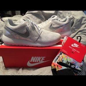 Woman’s Nike Roshe Size 8- NWT